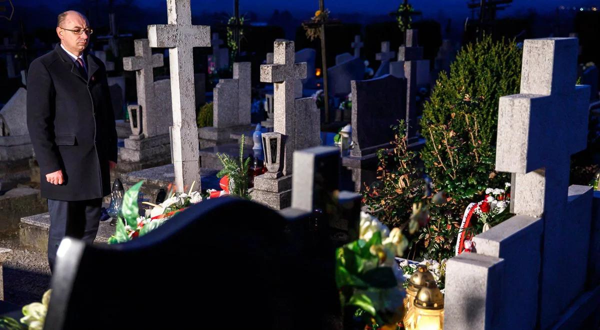 Podkarpackie: kwiaty i znicze w miejscu zbrodni oraz na grobie rodziny Ulmów