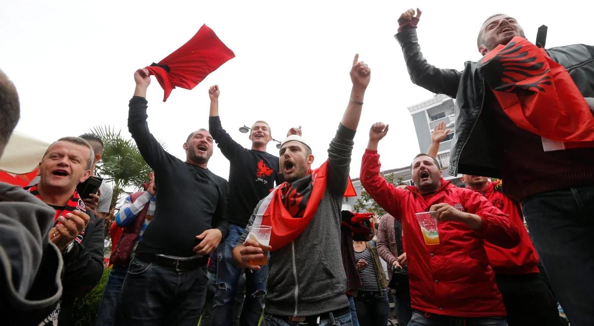 El. Euro 2016: gęsta atmosfera przed meczem Albania - Serbia. Autobus Serbów obrzucony kamieniami