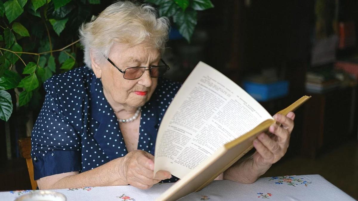 Wyższa emerytura dla większej liczby matek i bon na 12 000 zł dla seniora. To obieca PiS?