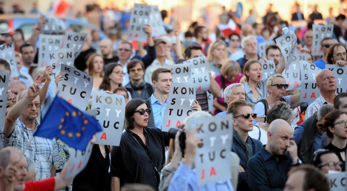 Warszawa: protest przeciw zmianom w Sądzie Najwyższym. Przed gmachem Lech Wałęsa