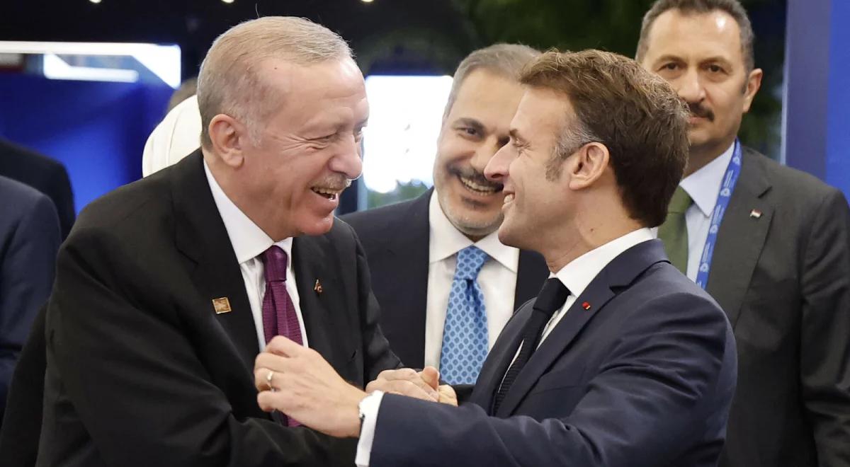 Erdogan zażartował z Macrona. "Są chwile, kiedy radzi sobie dobrze"