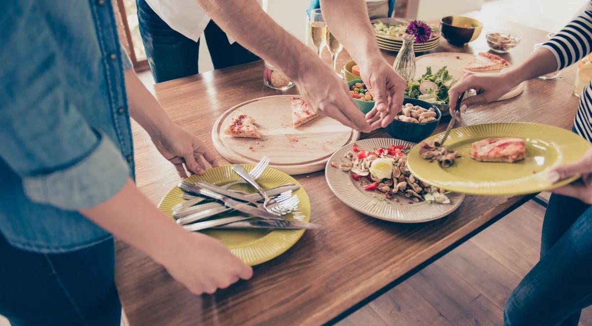 Wolontariusze akcji Foodsharing zachęcają do dzielenia się żywnością