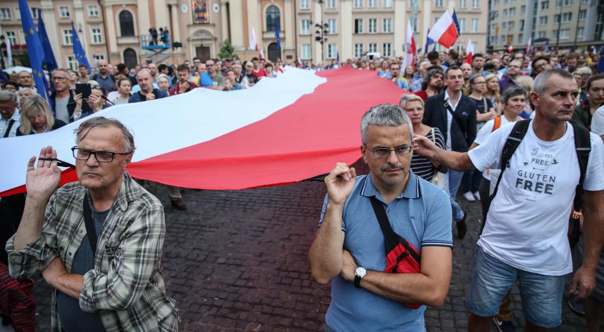 Warszawa: demonstracje przed budynkami Sądu Najwyższego i Senatu