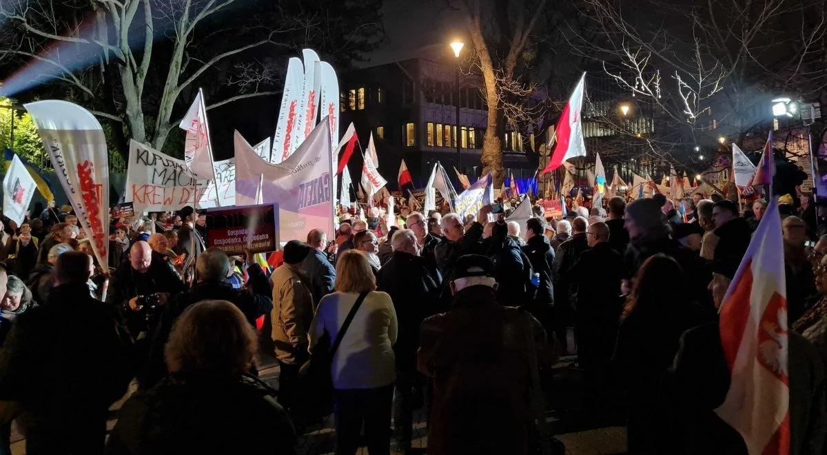 "Niemcy! Przestańcie wspierać Rosję!". Zakończyła się manifestacja klubów "Gazety Polskiej"