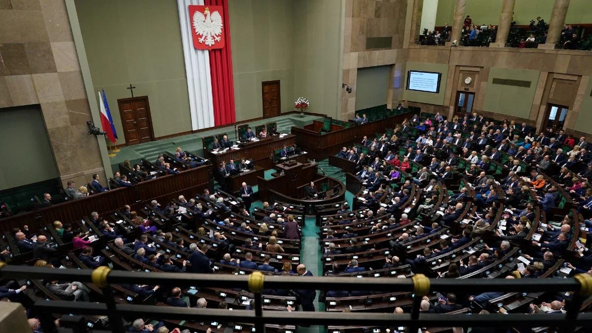 Dwie główne siły z niemal identycznym wynikiem. Nowy sondaż