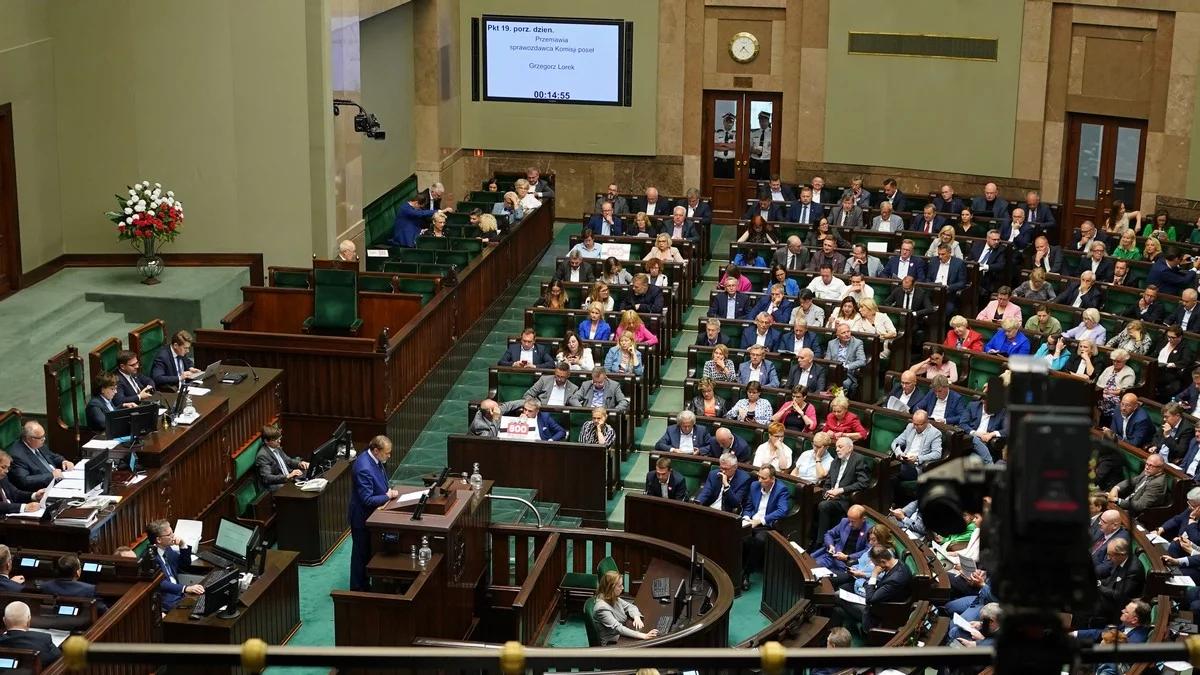 Wzrost poparcia dla PiS, Trzecia Droga nie prowadzi do Sejmu. Nowy sondaż