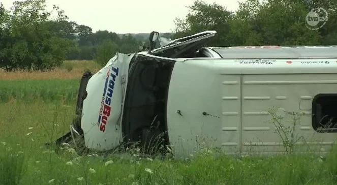 Wypadek busa w miejscowości Kołbiel. 15 osób zostało rannych