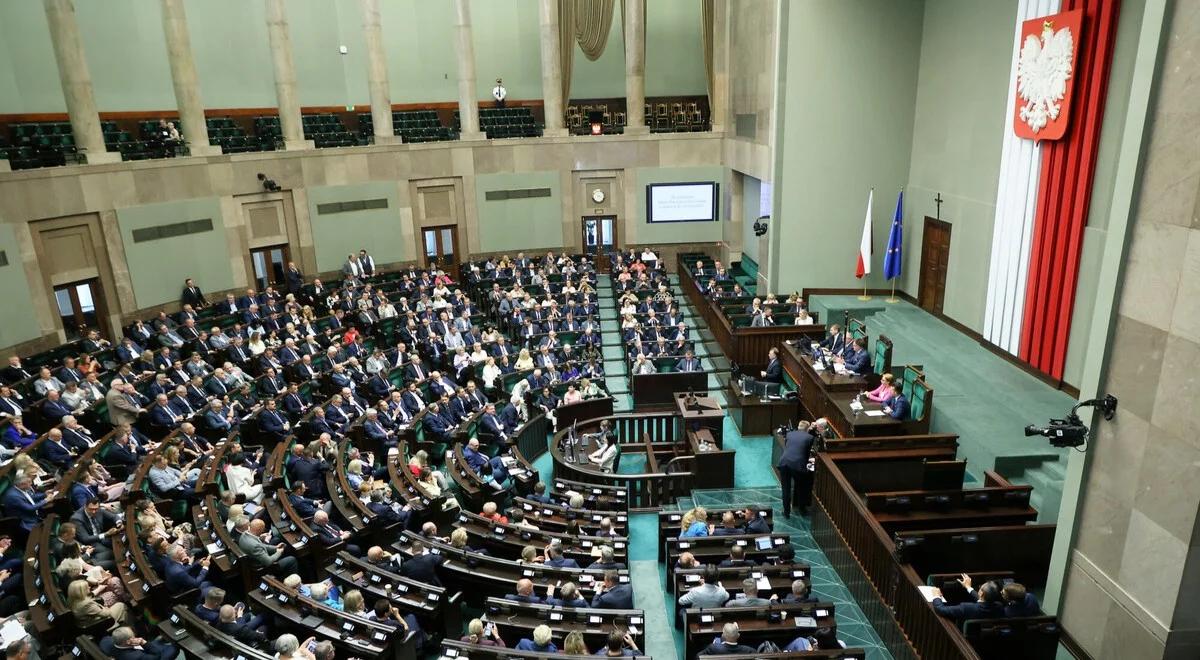 Wybory parlamentarne. Minimalna różnica na szczycie, trzy partie poza Sejmem
