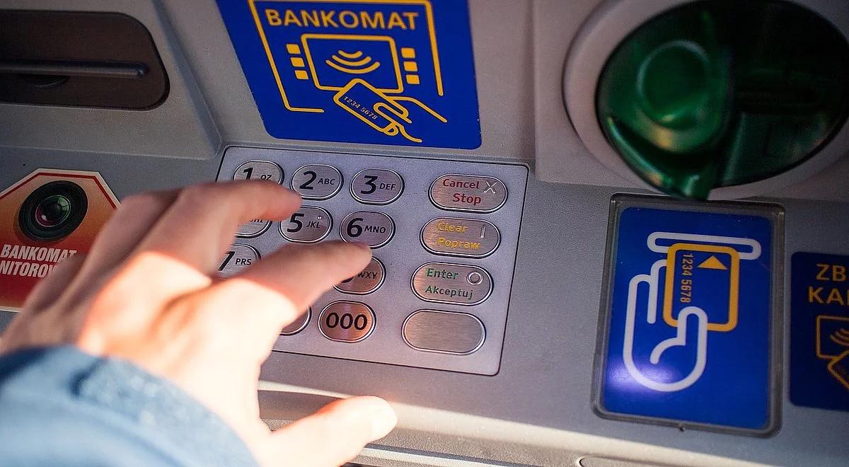 NBP: ubywa bankomatów