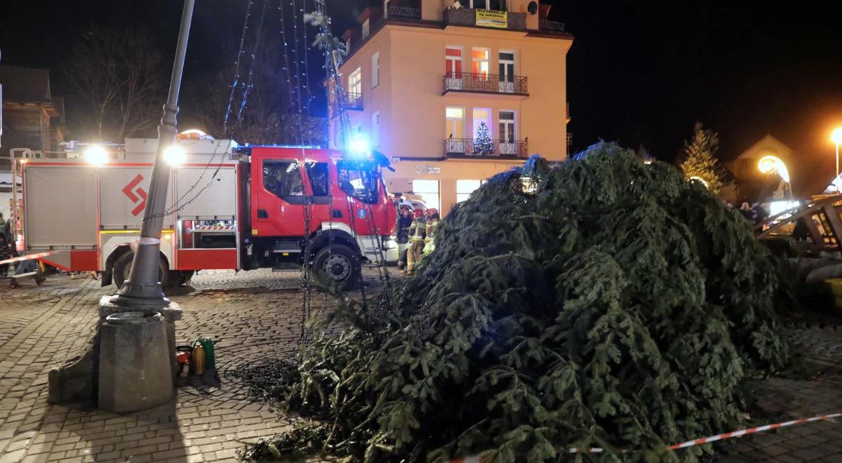 Wiatr przewrócił 20-metrową choinkę na Krupówkach. Są poszkodowani