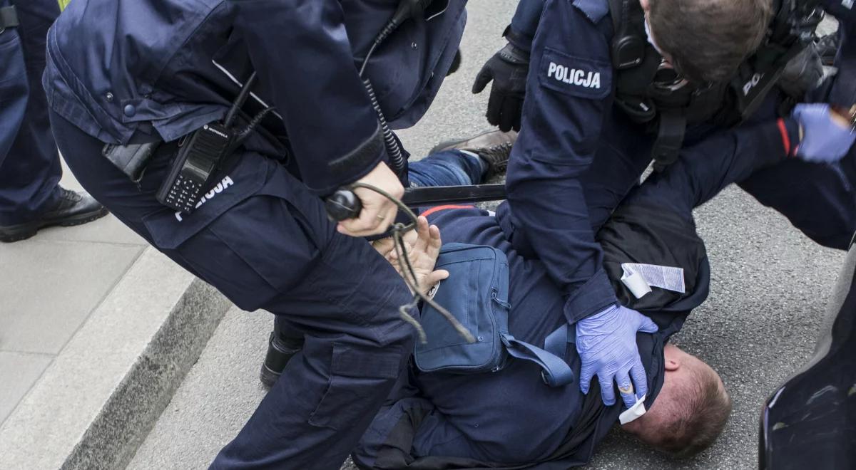 Atak na policjantów w powiecie jędrzejowskim. Padły strzały