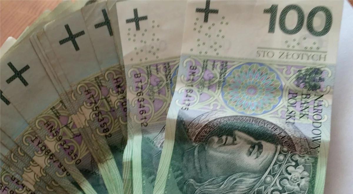 W piątek złoty umocnił się do dolara, ale tracił wobec franka