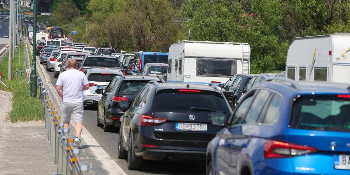 Turyści ruszyli w Tatry na długi weekend. Kilkukilometrowe korki na Zakopiance