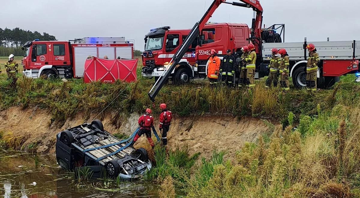 Drobnice. Strażacy wyciągnęli samochód ze stawu. W środku znaleźli dwa ciała
