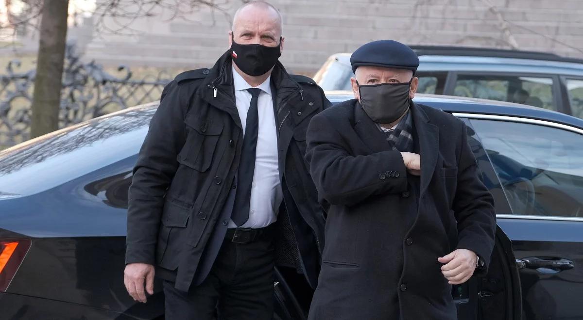 Jarosław Kaczyński zaszczepiony na COVID-19. Fogiel: prezes PiS czuje się bardzo dobrze