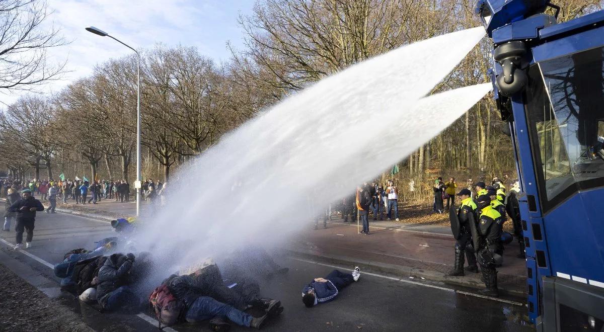 Aktywiści klimatyczni wykorzystują dzieci w protestach. Ustawiają je naprzeciwko armatek wodnych