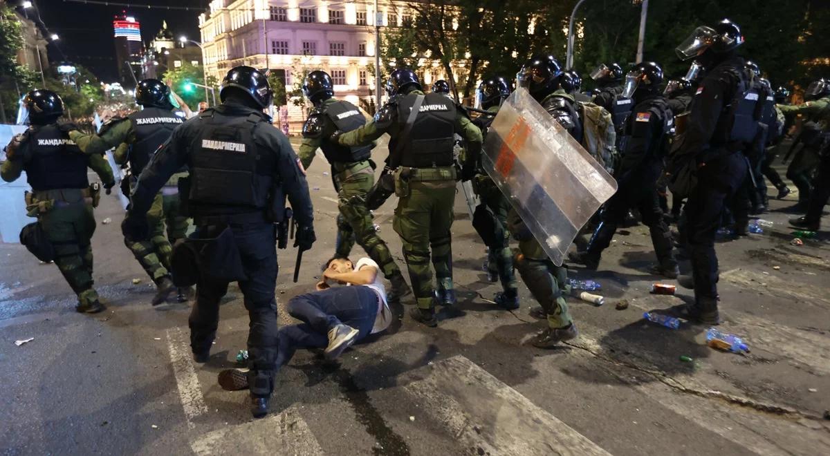 Na ulicach Serbii protestują miliony. Prezydent boi się... kibiców Lecha