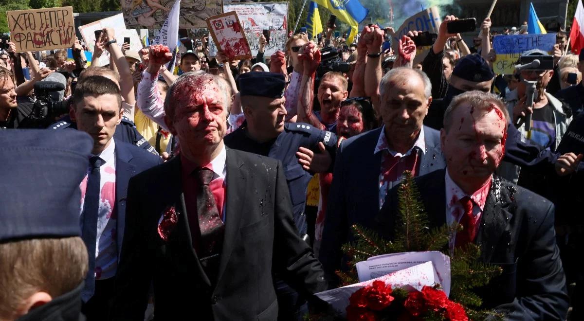 Ambasador Rosji oblany czerwoną substancją przed Mauzoleum Żołnierzy Radzieckich