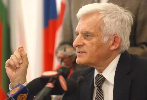 Buzek na czele grupy zwalczającej skandal korupcyjny w Europarlamencie