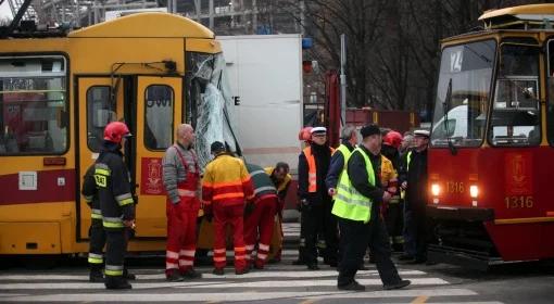 Stolica: zderzenie tramwajów na rondzie