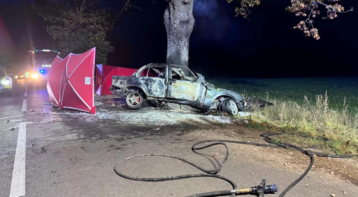 Zachodniopomorskie. Dwie osoby zginęły, auto stanęło w płomieniach