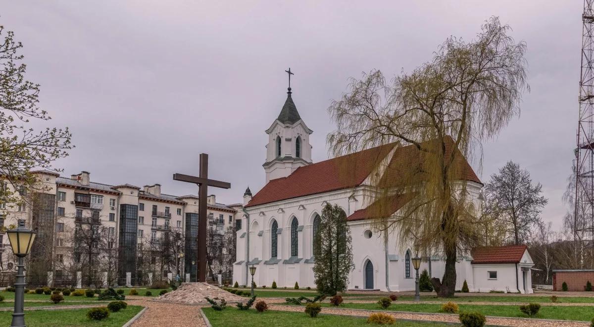 Kolejny akt wandalizmu na Białorusi. Komuniści zdewastowali krzyż, który stał obok kościoła św. Rocha w Mińsku