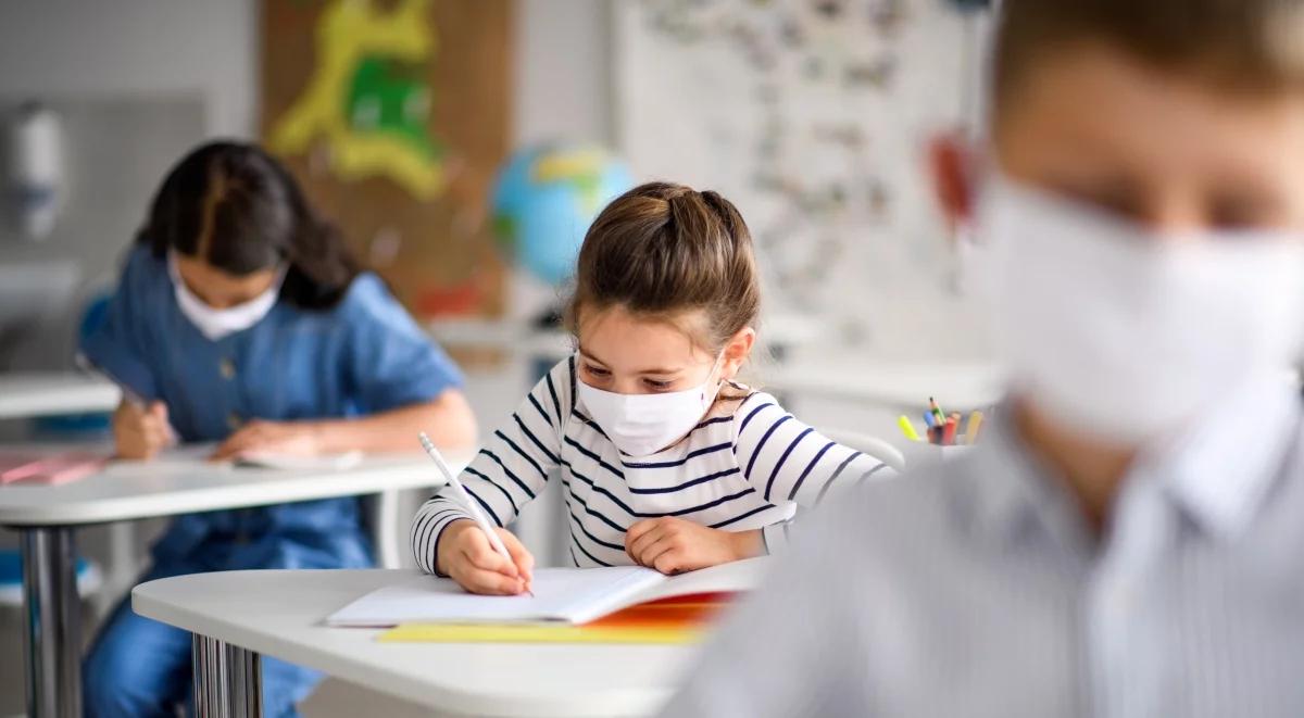 Większość szkół pracuje normalnie, 61 w trybie zdalnym. Nowe dane MEN