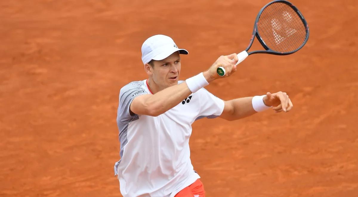ATP Kitzbuehel: problemy tylko w drugiej partii. Awans Huberta Hurkacza bez straty seta