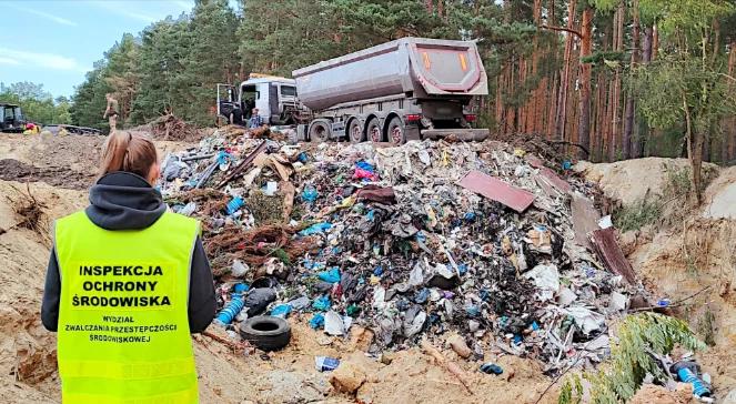 Akcje służb przeciwko nielegalnym odpadom. GIOŚ podał dane o przechwyconych transportach