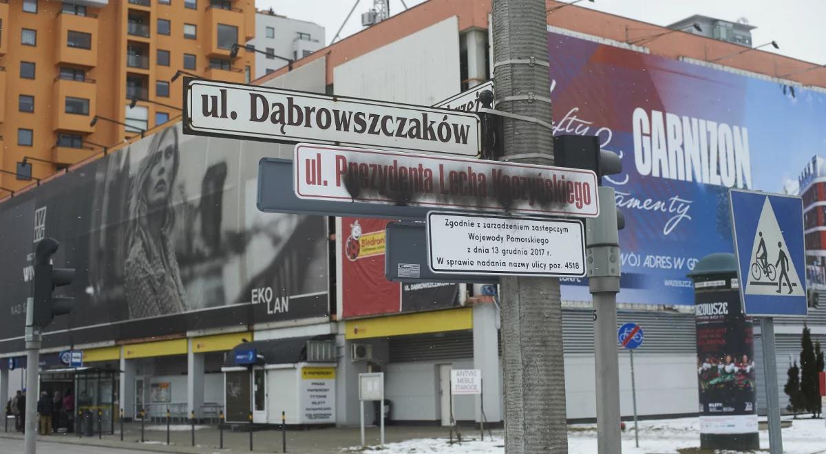 Gdańsk: ustalono, kto zasłonił pięć tablic z napisem "ul. Lecha Kaczyńskiego"