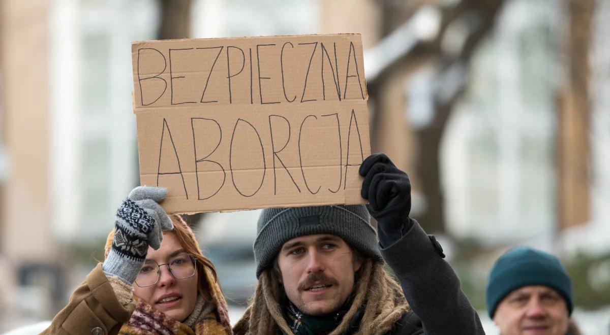 Aborcja do 12. tygodnia ciąży. Polacy podzieleni niemal na pół