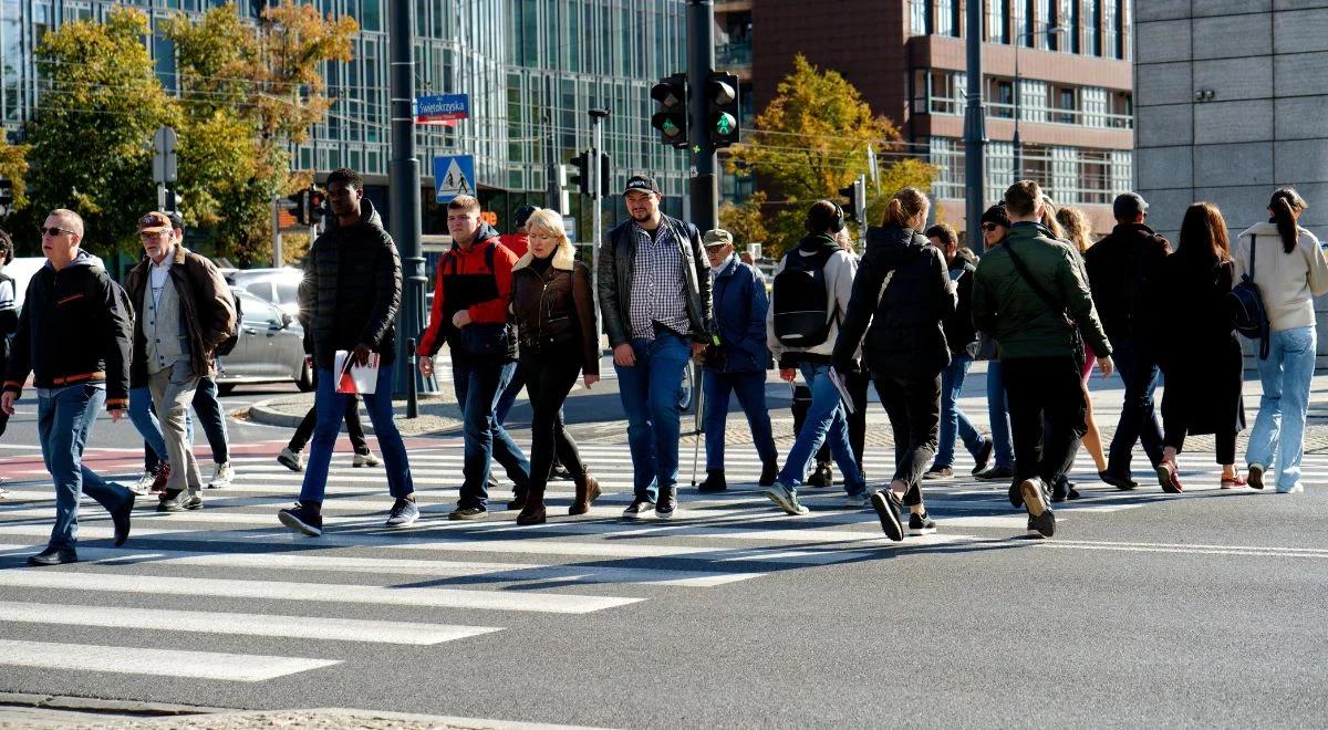 "Każdego roku z powodu negatywnych zmian demograficznych tracimy 100 tysięcy Polaków" - uważa ekspert z SGH