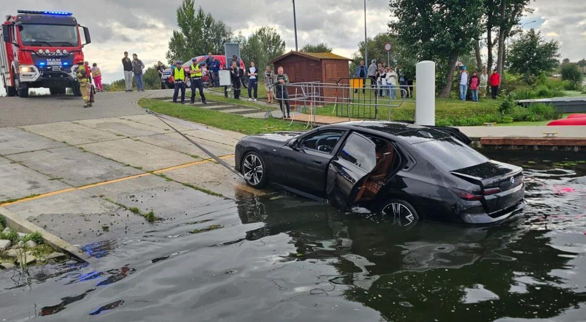 Bmw stoczyło się do Wisły. Właściciel uciekł w ostatniej chwili