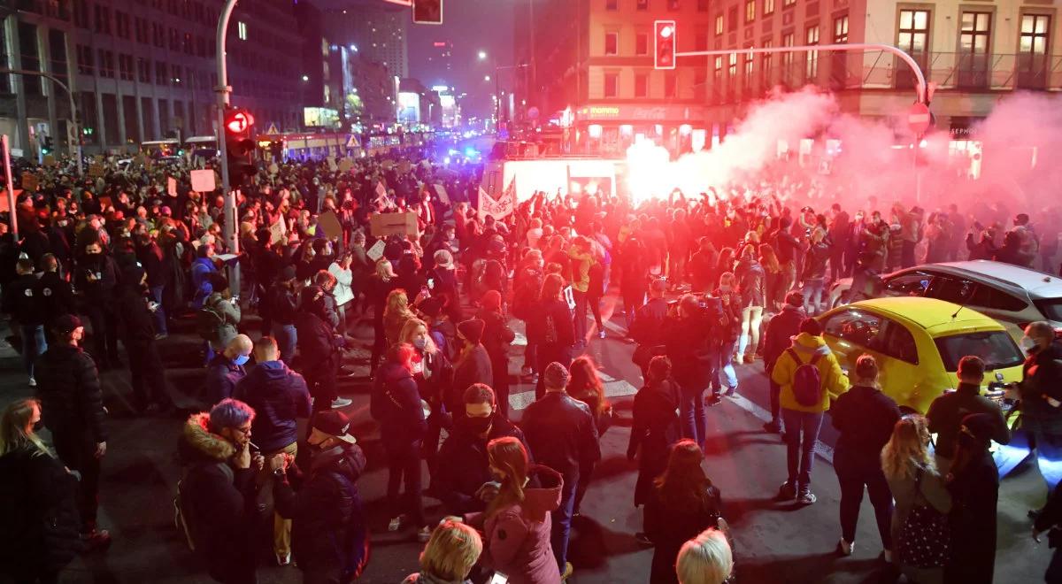 Warszawa: trwa Strajk Kobiet. Zgromadzenie pod budynkiem TVP