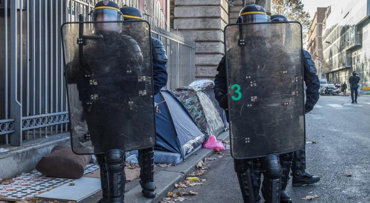 Francuska policja usuwa migrantów z obozowiska na północy Paryża