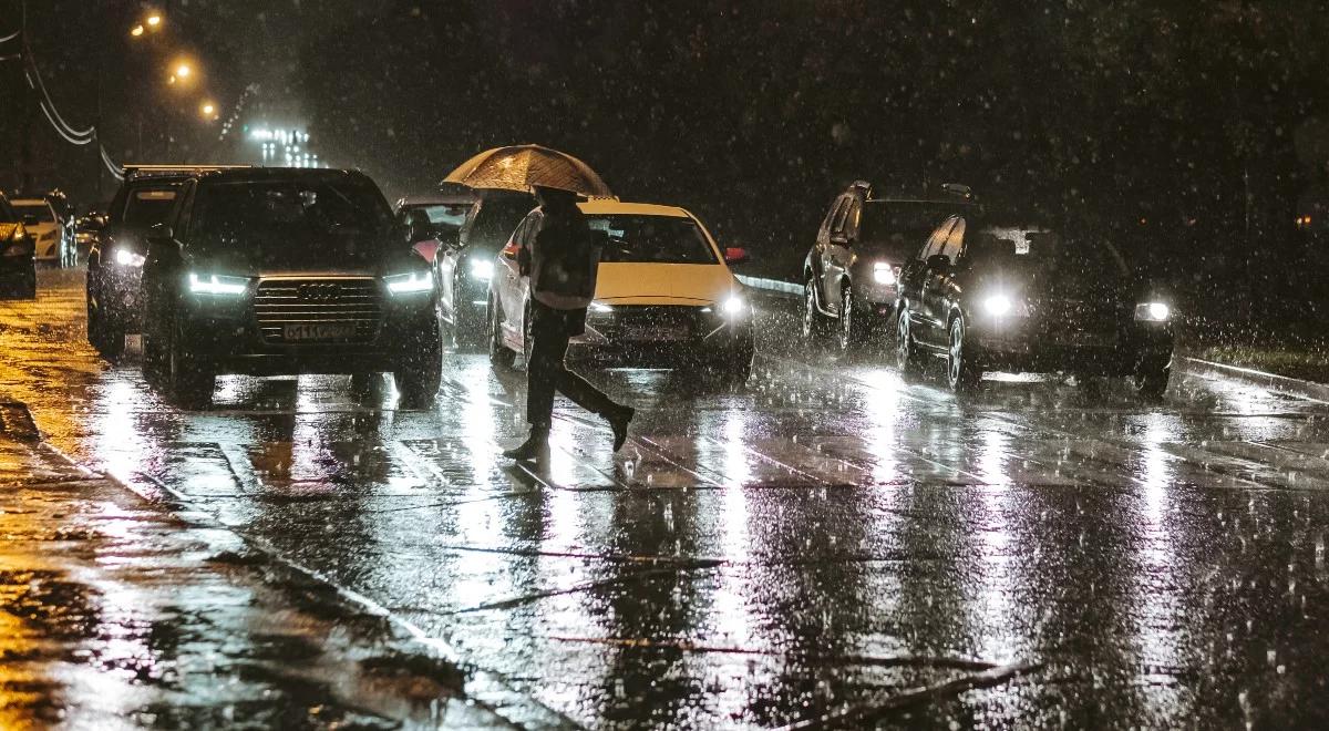 Deszcz i mgła na koniec roku. GDDKiA apeluje o ostrożną jazdę 