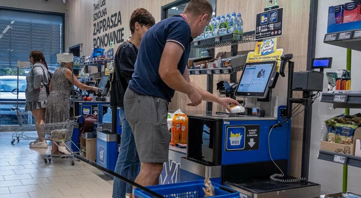 VAR w sklepach. Żółte kartki dla klientów, którzy nie skanują 