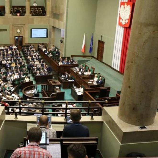 Spór w Sejmie o ustawę ws. inwigilacji. PiS "za", opozycja "przeciw"