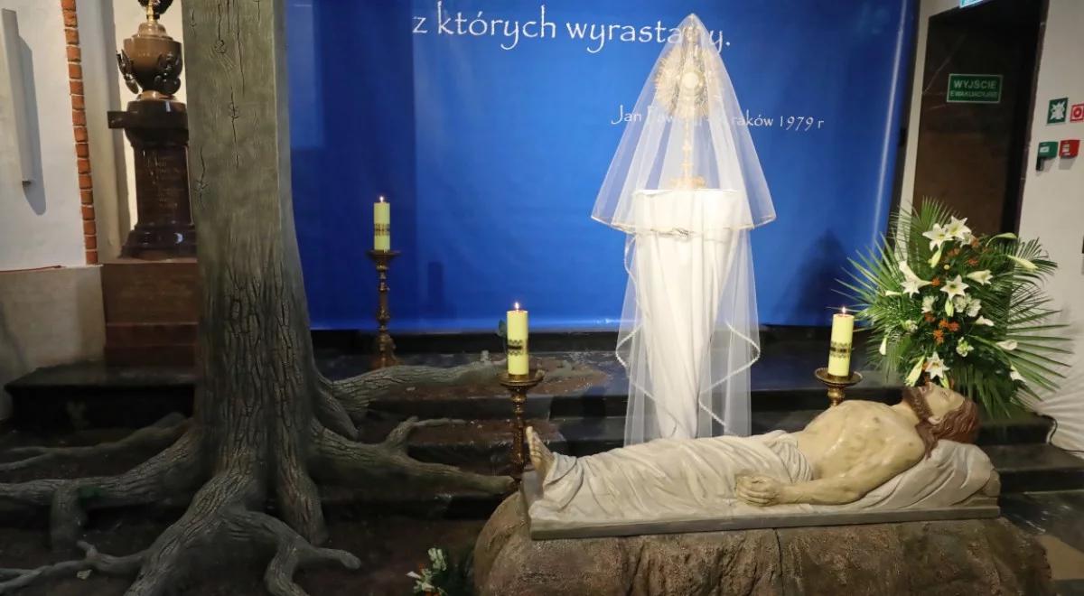 Warszawa: krzyż z korzeniami w archikatedrze przypomina o chrześcijańskim dziedzictwie Europy