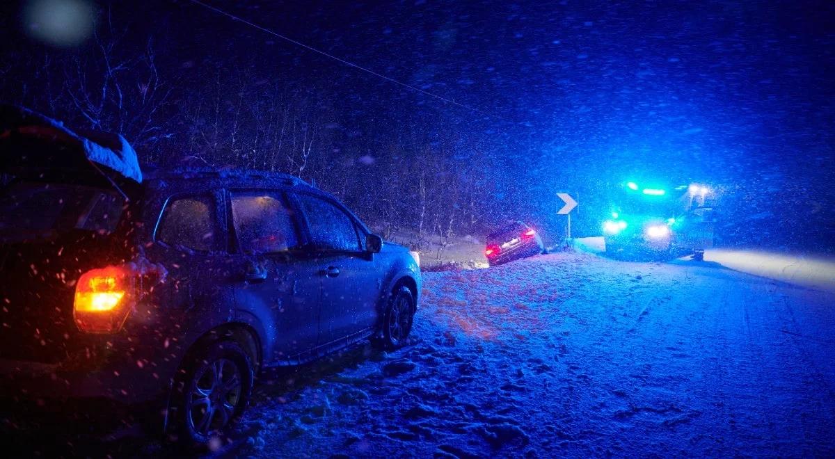 Śnieg i błoto utrudniają życie kierowców. Drogowcy apelują o bezpieczną jazdę