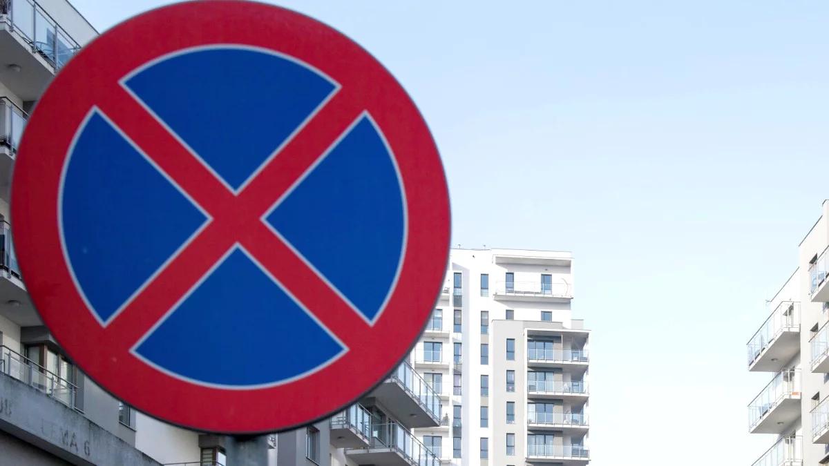 W nocy pojawił się zakaz, rano odholowano auta. Skandal we Wrocławiu