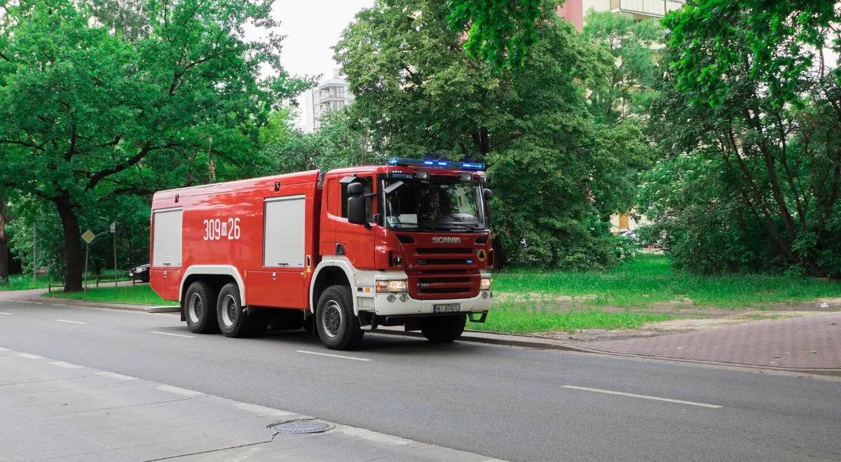 Płonie blok na warszawskim Ursynowie. Z budynku ewakuowano kilka osób