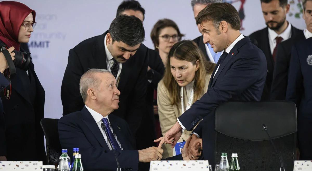 Nagle Erdogan chwycił Macrona za palec. Nie puścił. Wszystko się nagrało