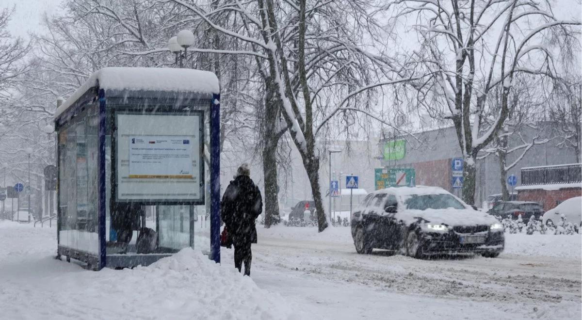 Pogorszenie sytuacji na drogach. Seria wypadków po opadach śniegu. Apel rzecznika PSP do kierowców