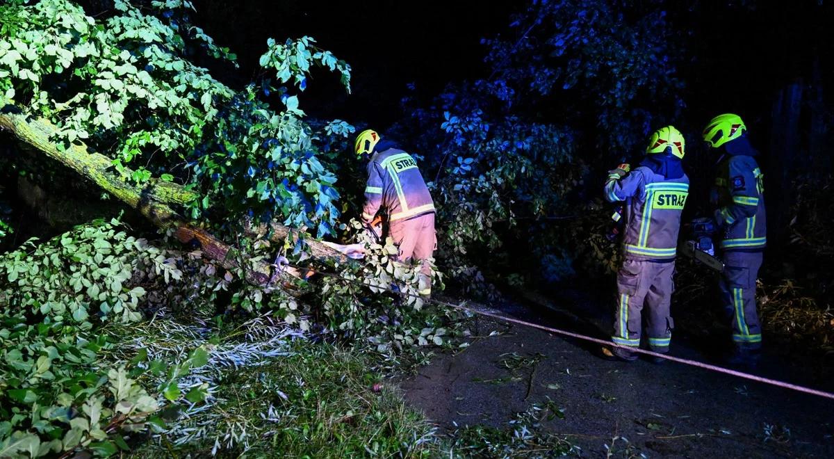 Bilans nocnych burz i opadów. Ponad 1400 interwencji straży pożarnej. Tysiące domów bez prądu