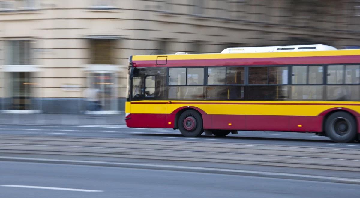 Kolejny wypadek autobusu w Warszawie. Kierowca wjechał w słup trakcji linii tramwajowej