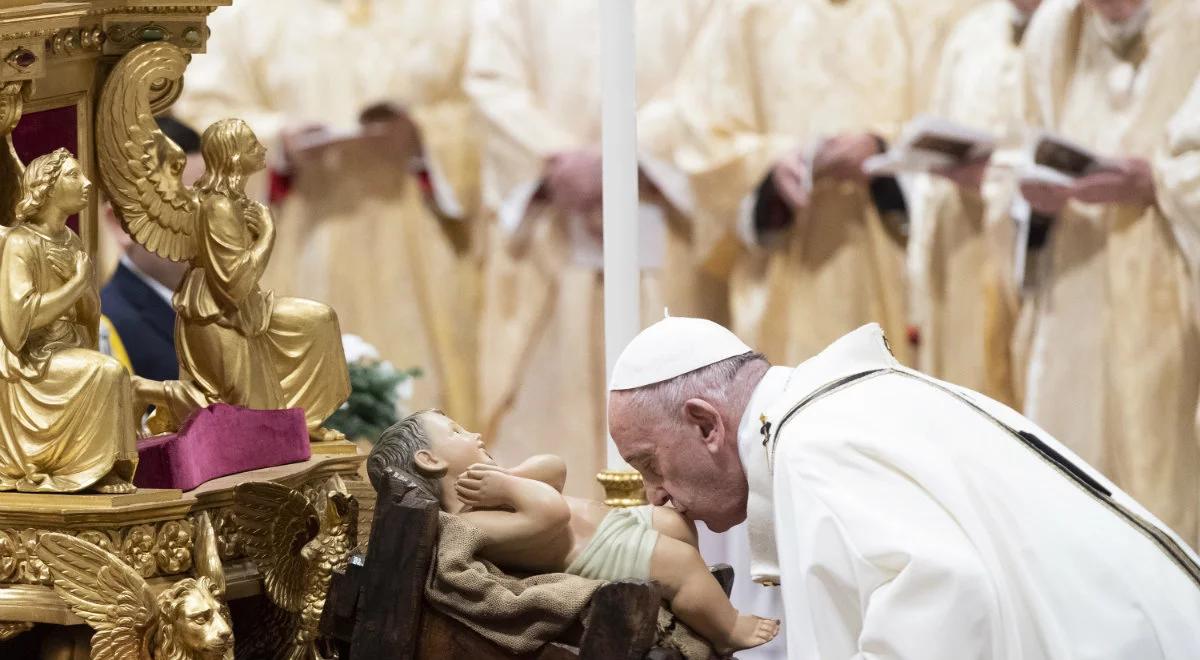 Papież: Bóg poprzez Jezusa Chrystusa okazał ludziom łaskę i miłość