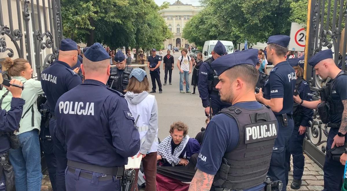 Propalestyński protest na UW, policja usunęła studentów. "Rektor hańbi imię Uniwersytetu"