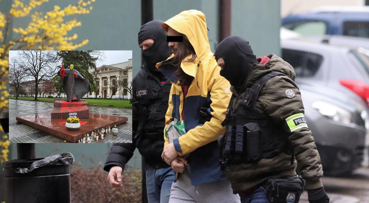 Podejrzany o dewastację pomnika Jana Pawła II to aktywista LGBT. Brał też udział w spotkaniach z Tuskiem i Trzaskowskim