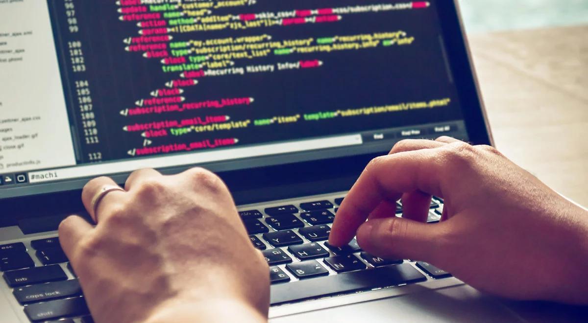Programiści rozchwytywani. Dostają coraz więcej ofert i coraz wyższe wynagrodzenia